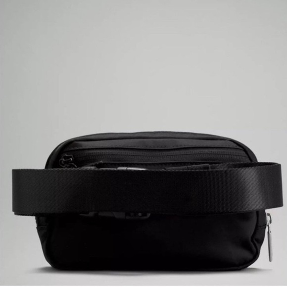 Lululemon Black Everywhere Belt Bag Nwt Crossbody Bag - Picture 3 of 6